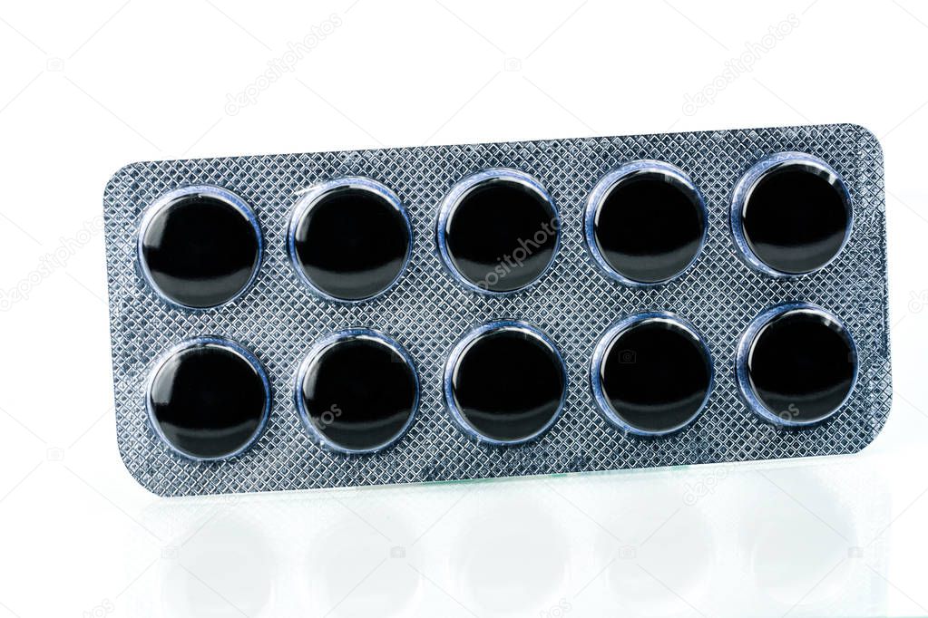 Kosmetikprodukte in Blisterverpackungen auf einem Förderband