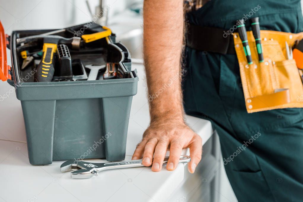Techniker führt Wartung an einer Blistermaschine durch
