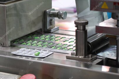 Blistermaschine in einer Produktionslinie