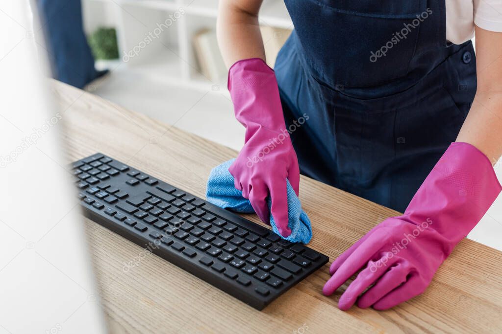 Bediener reinigt eine Blisterverpackungsanlage