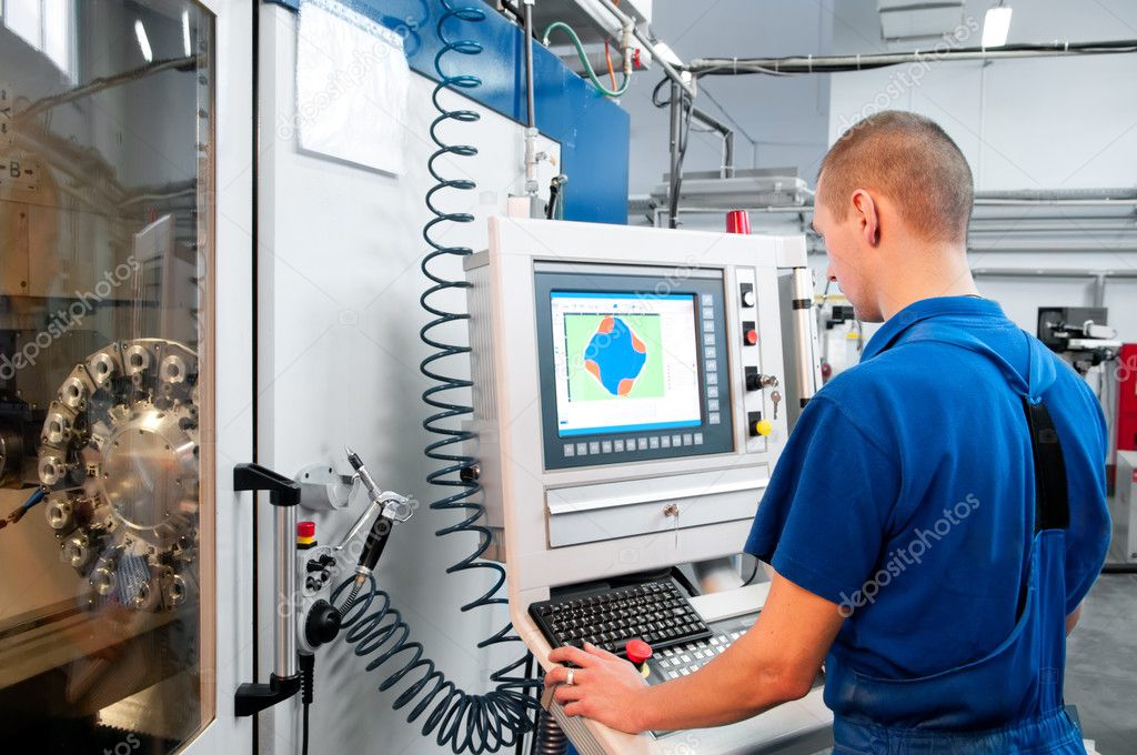 Servicetechniker prüft eine Blistermaschine bei laufender Produktion