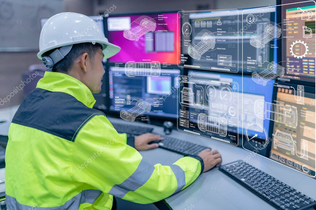 IT-Techniker arbeitet an einem Steuerungsrechner einer Verpackungslinie