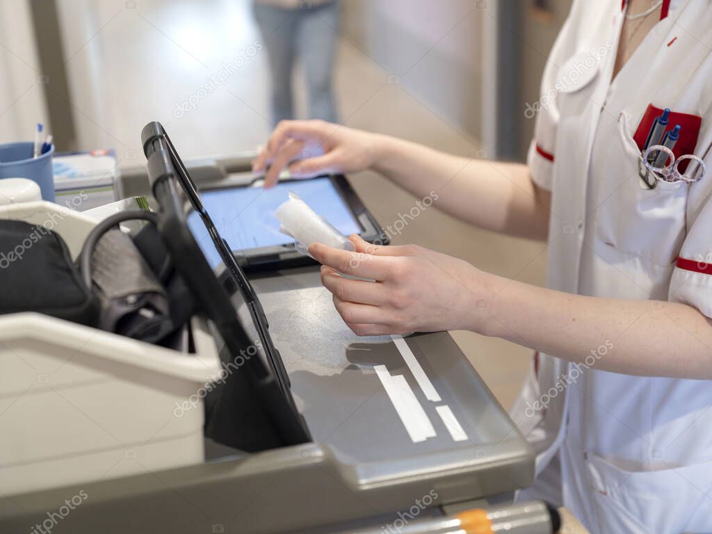 Servicetechniker führt Wartung an einer Blistermaschine durch